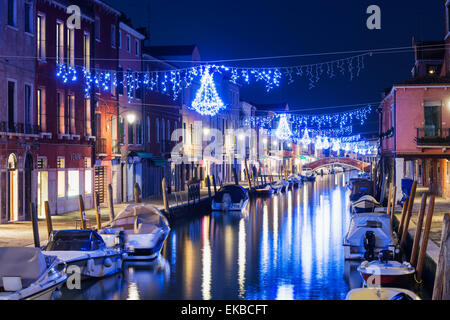 Weihnachts-Dekoration an einem Kanal bei Nacht, Murano, Venedig, UNESCO World Heritage Site, Veneto, Italien, Europa Stockfoto