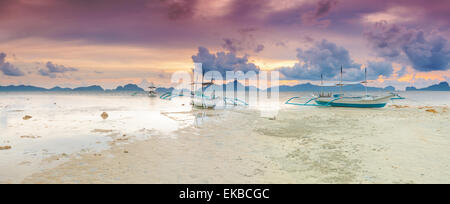 Traditionelle philippinische Boote Bangka bei Sonnenuntergang. Panorama Stockfoto