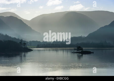 Kleine Insel, Leiter der See im November, Lake Ullswater, District-Nationalpark, Cumbria, England, Vereinigtes Königreich, Europa Stockfoto