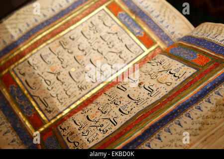 Koran aus dem 15. Jahrhundert in Indien, Institut du Monde Arabe Ausstellung auf der Hadsch, Paris, Frankreich Stockfoto