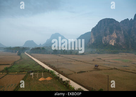 Blick auf die Landschaft rund um Vang Vieng, Laos, Indochina, Südostasien, Asien Stockfoto