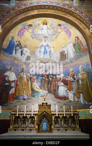 Mosaik von der Krönung der Jungfrau von Lourdes, Wencker, Basilika Notre-Dame du Rosaire, Hautes-Pyrénées, Frankreich Stockfoto