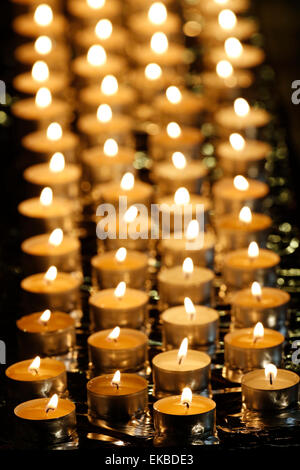 Kerzen, Wesak (Buddhas Geburtstag, erwachen und Nirvana) Feier an der großen buddhistischen Tempel, Frankreich Stockfoto