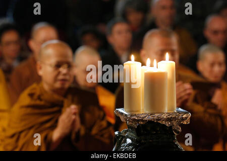 Buddhistische Mönche während Wesak (Buddhas Geburtstag, erwachen und Nirvana) Feier an der großen buddhistischen Tempel, Frankreich Stockfoto