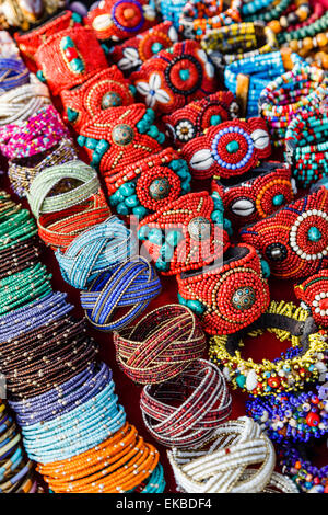 Detail der Armbänder und Ringe an den tibetischen Markt Mittwoch Flohmarkt in Anjuna, Goa, Indien, Asien Stockfoto