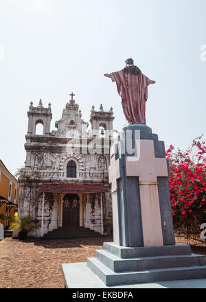 Alte portugiesische Kirche im Gelände des Fort Tiracol, Goa, Indien, Asien Stockfoto