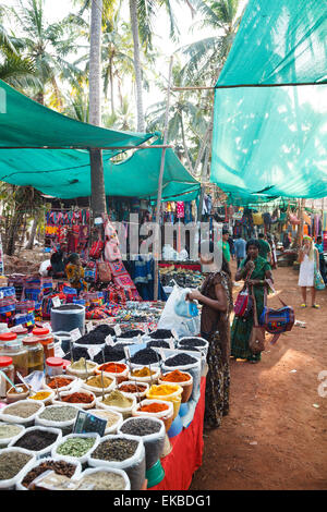 Gewürzgeschäft am Mittwoch Flohmarkt in Anjuna, Goa, Indien, Asien Stockfoto