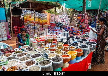 Gewürzgeschäft am Mittwoch Flohmarkt in Anjuna, Goa, Indien, Asien Stockfoto