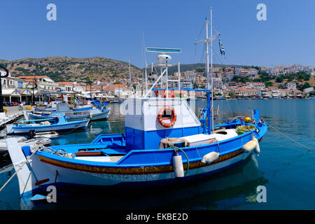 Boote vertäut im Hafen von Pythagorio, Samos Insel, North Aegean Islands, griechische Inseln, Griechenland, Europa Stockfoto