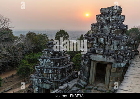 Blick auf den Sonnenuntergang vom Phnom Bakheng, Angkor, UNESCO-Weltkulturerbe, Siem Reap, Kambodscha, Indochina, Südostasien, Asien Stockfoto