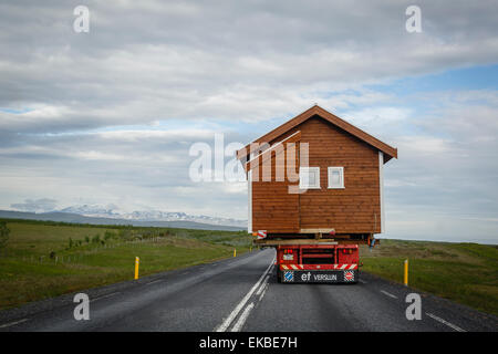 Holzhaus auf einem LKW, South Island, Island, polaren Regionen transportiert werden Stockfoto