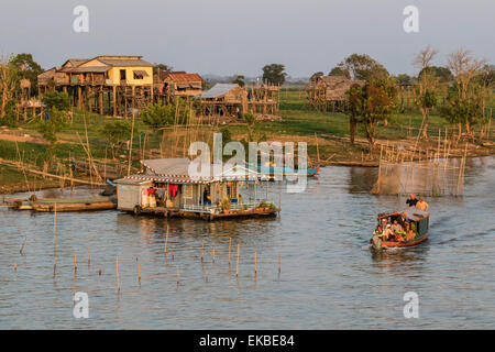 Fluss-Familie lebt auf dem Tonle Sap Fluss in Kampong Chhnang, Kambodscha, Indochina, Südostasien, Asien Stockfoto