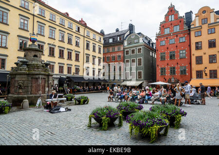 Leute sitzen am Platz Stortorget in Gamla Stan, Stockholm, Schweden, Skandinavien, Europa Stockfoto