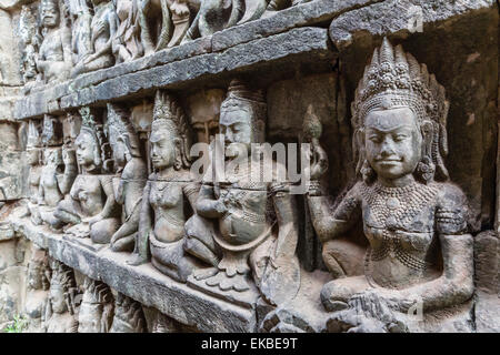 Apsara Schnitzereien in der Aussätzige König Terrasse in Angkor Thom, Angkor, UNESCO, Kambodscha, Indochina, Südostasien, Asien Stockfoto