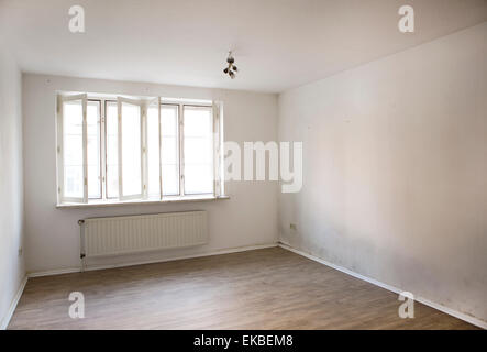 eine Wohnung mit nassen Wänden auf dem Schimmel bilden Stockfoto