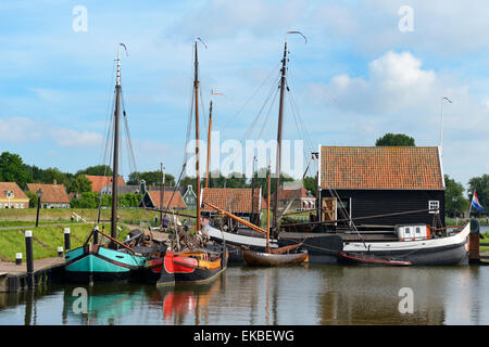 Boote in einem Fischerhafen am Freilichtmuseum Zuiderzee, See Ijssel, Enkhuizen, Nord-Holland, Niederlande, Europa Stockfoto