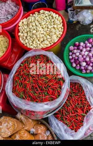 Bunte frische Produkte auf dem Markt in Chau Doc, Mekong-Fluss-Delta, Vietnam, Indochina, Südostasien, Asien Stockfoto