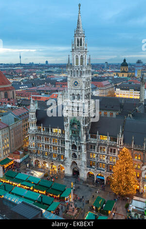 Überblick über den Marienplatz Weihnachtsmarkt und das neue Rathaus, München, Bayern, Deutschland, Europa Stockfoto