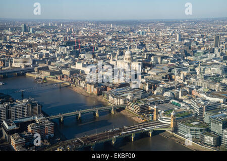 Erhöhten Blick auf die Themse und London Skyline Blick West, London, England, Vereinigtes Königreich, Europa Stockfoto