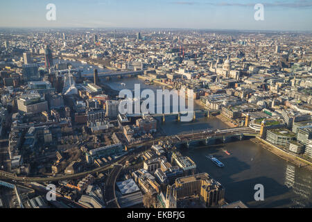 Erhöhten Blick auf die Themse und London Skyline Blick West, London, England, Vereinigtes Königreich, Europa Stockfoto