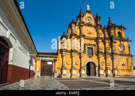 Mexikanischen Stil barocke Fassade der Iglesia De La Recoleccion-Kirche, erbaut im Jahre 1786, Leon, Nicaragua Stockfoto