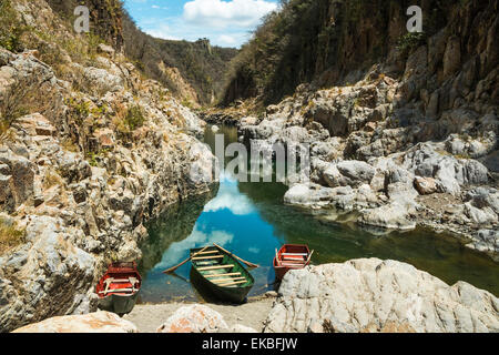 Boot schiffbaren Teil des Flusses Coco bevor es verengt sich in Somoto Canyon National Monument, Somoto, Madriz, Nicaragua Stockfoto