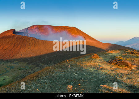 700m breiten Krater des Volcan Telica in der Nord-West-Vulkan-Kette rauchen, Leon, Nicaragua Stockfoto