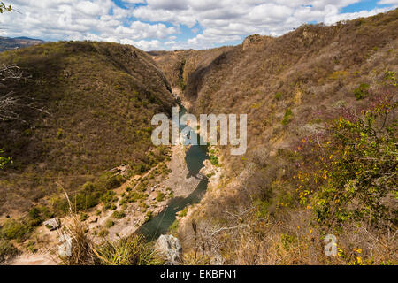 Boot schiffbaren Teil des Flusses Coco bevor es verengt sich in Somoto Canyon National Monument, Somoto, Madriz, Nicaragua Stockfoto