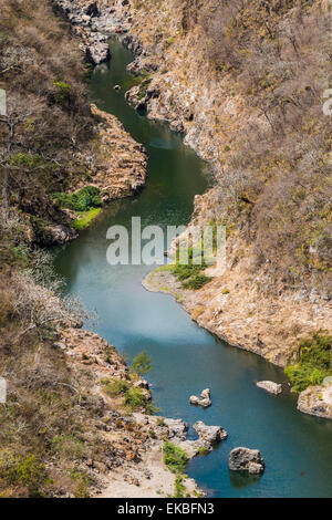 Boot schiffbaren Teil des Flusses Coco bevor es verengt sich in Somoto Canyon National Monument, Somoto, Madriz, Nicaragua Stockfoto