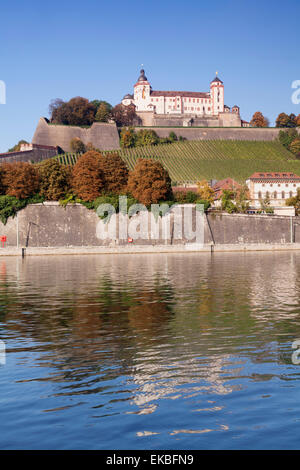 Blick über den Hauptfluss, Festung Marienberg und St. Burkard Kirche im Herbst, Würzburg, Franken, Bayern, Deutschland, Europa Stockfoto