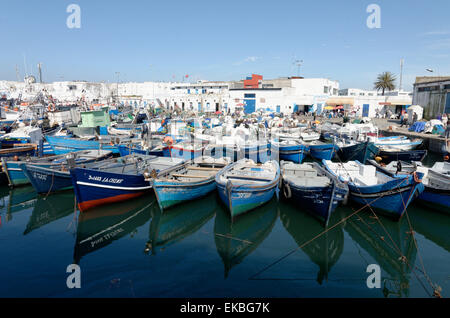 Boote der kleinen Küstenfischerei in Tanger Fischerhafen, Tanger, Marokko, Nordafrika, Afrika Stockfoto