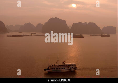 Sonnenaufgang in Halong Bay, UNESCO World Heritage Site, Vietnam, Indochina, Südostasien, Asien Stockfoto