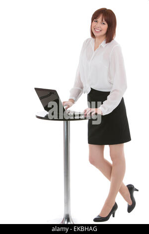 Lächelnde junge Frau Wirtin Stockfoto