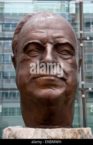 Juni 2011 - BERLIN: eine Statue / Büste des ehemaligen Bundeskanzlers Helmut Kohl (von Serge Mangin) am Sitz der Axel-Spr Stockfoto