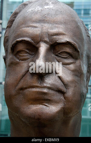 Juni 2011 - BERLIN: eine Statue / Büste des ehemaligen Bundeskanzlers Helmut Kohl (von Serge Mangin) am Sitz der Axel-Spr Stockfoto