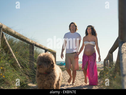 Schwangere paar am Strand entspannen. Stockfoto