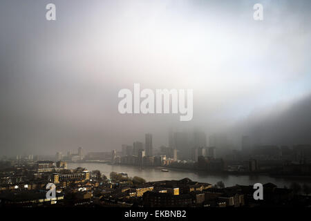 London, UK. 9. April 2015. Morgennebel über Canary Wharf Gebäude Credit: Guy Corbishley/Alamy Live News Stockfoto