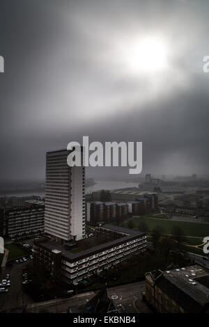 London, UK. 9. April 2015. Starker Nebel weiter über London Stadt Credit: Guy Corbishley/Alamy Live News Stockfoto