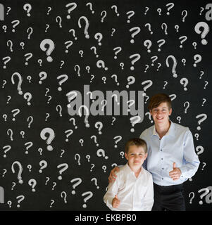 Thumbs up junge gekleidet als Geschäftsmann und Lehrer mit Kreide Fragezeichen Stockfoto