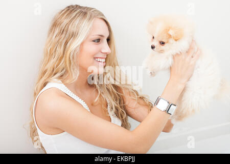 junge Frau mit ihrem blechernen Hund spielen Stockfoto