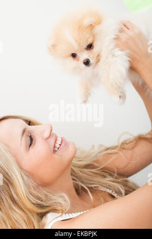 junge Frau mit ihrem blechernen Hund spielen Stockfoto