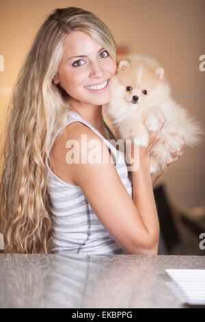 junge Frau mit ihrem blechernen Hund spielen Stockfoto