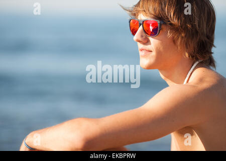 Junge, gesunde Männer schöne Porträt Lachen am Strand Stockfoto