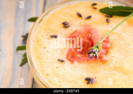 frische Melone Suppe mit Parma Schinken und Lavendel Blume Stockfoto