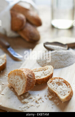 Glutenfreie Baguette Scheiben auf Schneidebrett Stockfoto