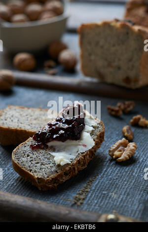 Glutenfreies Brot, Marmelade, Frischkäse und Walnüssen Stockfoto