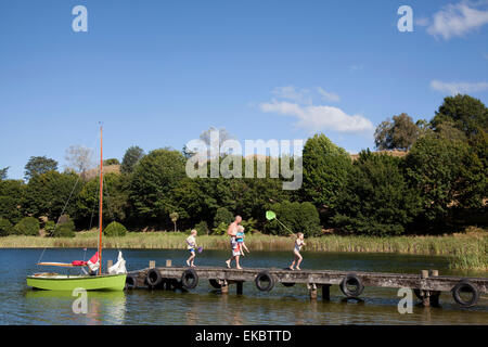 Familie gehen auf Pier, Lake Okareka, Neuseeland Stockfoto