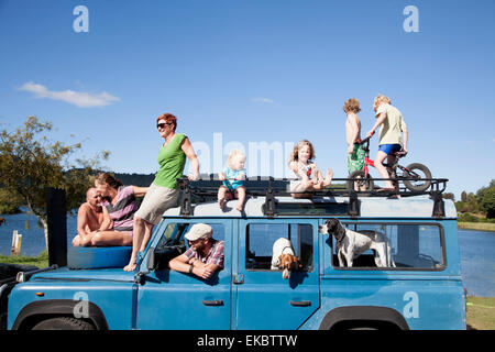 Freunde der Familie oben auf Geländewagen, Lake Okareka, Neuseeland