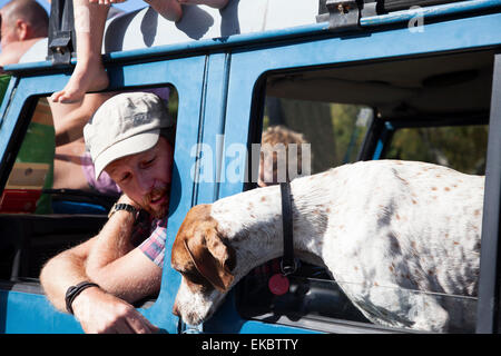 Reifer Mann und Hund gelehnt von off Road Fahrzeugscheiben, Lake Okareka, Neuseeland