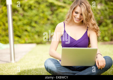 junge schöne Frau mit laptop Stockfoto